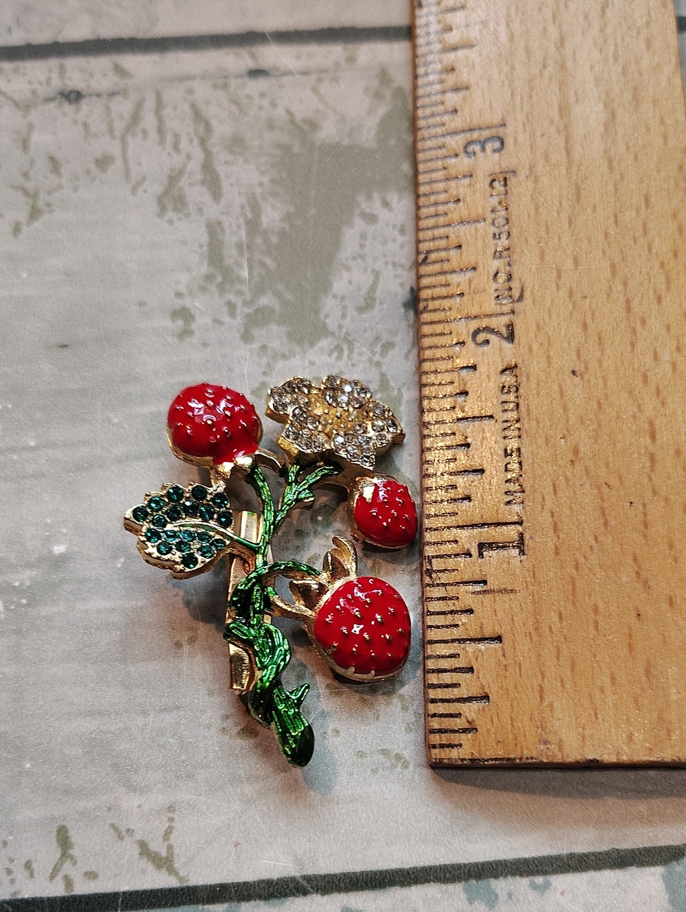 🍓 Strawberry Cluster Brooch w/ Enamel & Rhinestone Accents Gold Or Silver Tone - Picture 6 of 7